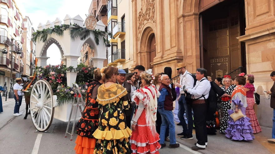 Romeros junto al Sinpecado en la puerta de la iglesia de El Carmen de Lorca