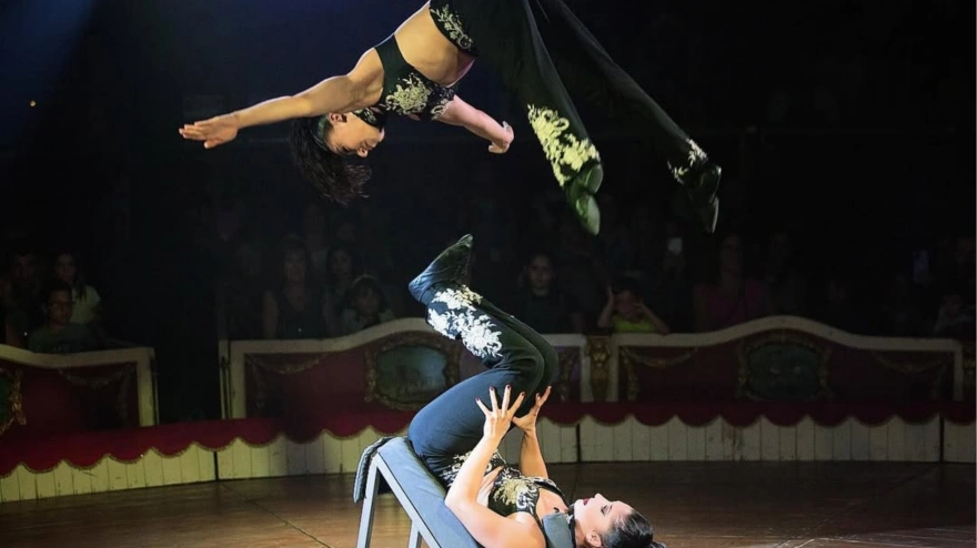 Kimberley y Jillian Raluy, acróbatas, captura de pantalla