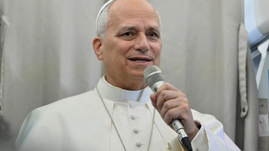 El papa ofrece unas declaraciones a bordo