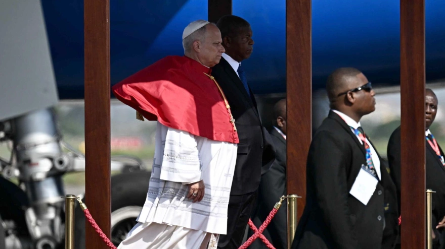 LUANDA (Angola), 18/04/2026.- Pope Leo XIV (C) attends a welcome ceremony upon his arrival at 4 de Fevereiro International Airport in Luanda, Angola, 18 April 2026. The Pope is on an eleven-day Apostolic Journey to Africa, with stops in Algeria, Cameroon, Angola, and Equatorial Guinea. (Papa, Camerún, Guinea Ecuatorial, República Guinea) EFE/EPA/LUCA ZENNARO