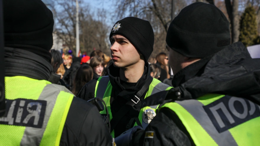 (Foto de ARCHIVO)March 8, 2026, Kyiv, Ukraine: Police officers maintain public order during the March of Women in Taras Shevchenko Park on International Womenâ€s Day, Kyiv, Ukraine, March 8, 2026. Held for the first time since Russiaâ€s full-scale invasion, the procession was dedicated to combating gender discrimination and protecting womenâ€s rights. Activists highlighted the rights of female military personnel, the need to address sexual harassment and discrimination in the Armed Forces of Ukraine, and support for women held in Russian captivity since 2014. Many participants also voiced opposition to the draft of the new Civil Code.Europa Press/Contacto/Yuliia Ovsiannikova08/3/2026