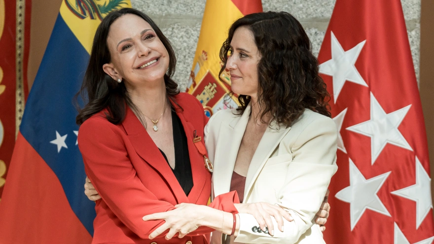 La presidenta de la Comunidad de Madrid, Isabel Díaz Ayuso (d) y la líder opositora venezolana y Premio Nobel de la Paz 2025, María Corina Machado (i), durante la ceremonia de entrega de la Medalla de Oro de la región a la líder opositora venezolana María Corina Machado y la Internacional de la Comunidad al también opositor y candidato en las últimas elecciones presidenciales en Venezuela Edmundo González, a 18 de abril de 2026, en Madrid. La Medalla de Oro de la Comunidad de Madrid se otorga por los servicios prestados a la sociedad mientras que la Internacional expresa el reconocimiento y respeto de los ciudadanos madrileños a los representantes de los países extranjeros y máximos dignatarios de organismos internacionales por su labor institucional.Diego Radamés / Europa Press18 ABRIL 2026;AYUSO;MEDALLA DE ORO;MEDALLA INTERNACIONAL;MARÍA CORINA;PREMIO NOBEL;PAZ;PRESIDENTA18/4/2026