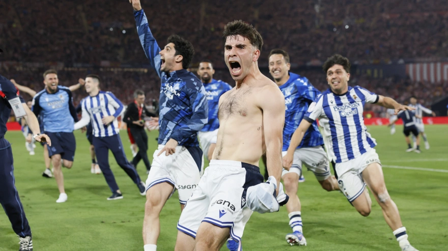 El centrocampista de la Real Sociedad Pablo Marín celebra su penalti que le dio la victoria al equipo donostiarra durante la final de la Copa del Rey que enfrenta a Atlético de Madrid y Real Sociedad este sábado en el estadio de La Cartuja, en Sevilla.
