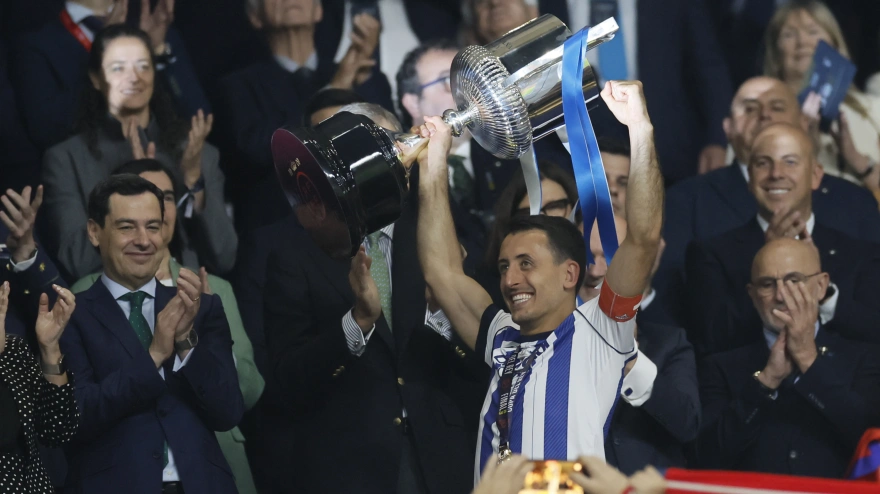 Oyarzabal levantando la Copa del Rey