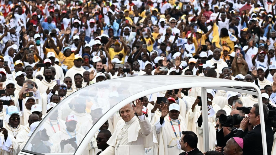 Kilamba (Angola), 19/04/2026.- Pope Leo XIV arrives to lead Holy Mass at Kilamba, Angola, 19 April 2026. The Pope is on an eleven-day apostolic journey to Africa, with stops in Algeria, Cameroon, Angola, and Equatorial Guinea. (Papa, Camerún, Guinea Ecuatorial, República Guinea) EFE/EPA/LUCA ZENNARO
