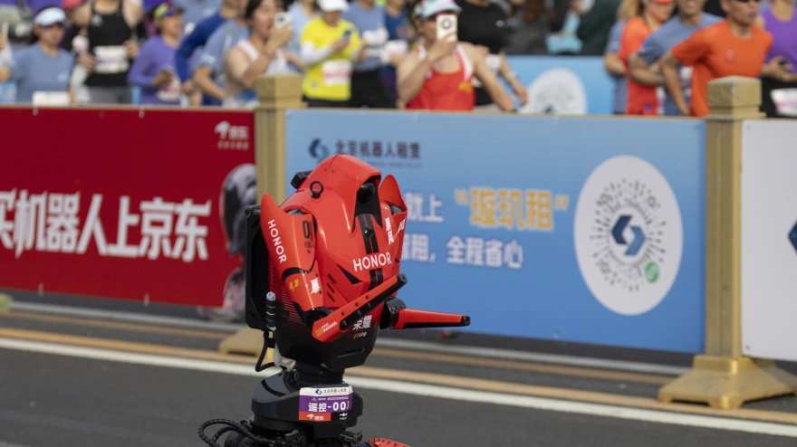 El robot consiguió llegar a meta en 50 minutos y 26 segundos pese a caerse.