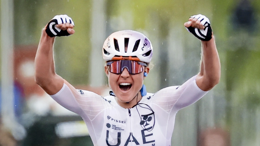 Paula Blasi celebra su victoria en la Amstel Gold Race femenina.