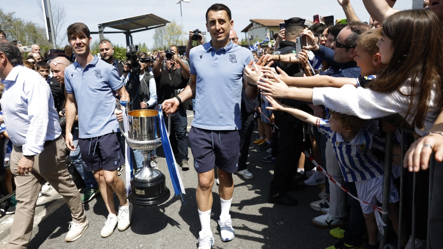 Aritz Elustondo y Mikel Oyarzabal, con la Copa del Rey en San Sebastián