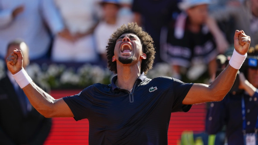 Arthur Fils celebra su victoria en la final del Conde Godó