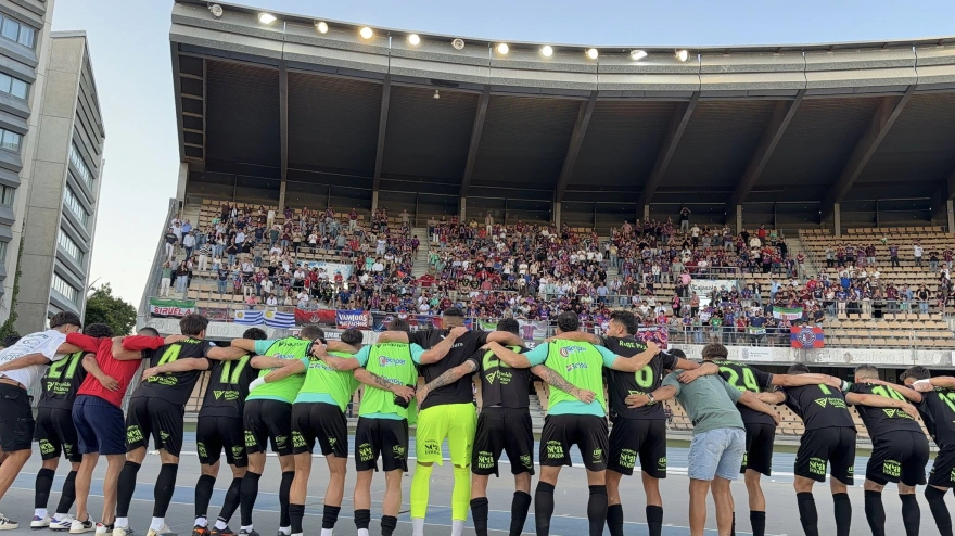 Jugadores del Extremadura agradecen el apoyo de la afición en Chapín