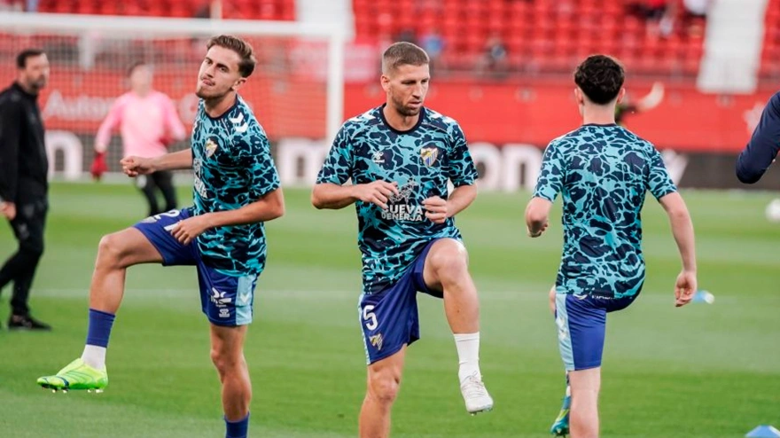 Jugadores del Málaga calientan antes de enfrentarse al Almería