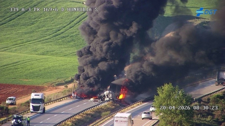 Colisión entre dos camiones que ha causado un incendio en la A-3 en Honrubia.