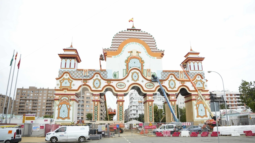 Labores últimas de montaje de la portada de la Feria de Abril de Sevilla, en foto de archivo.