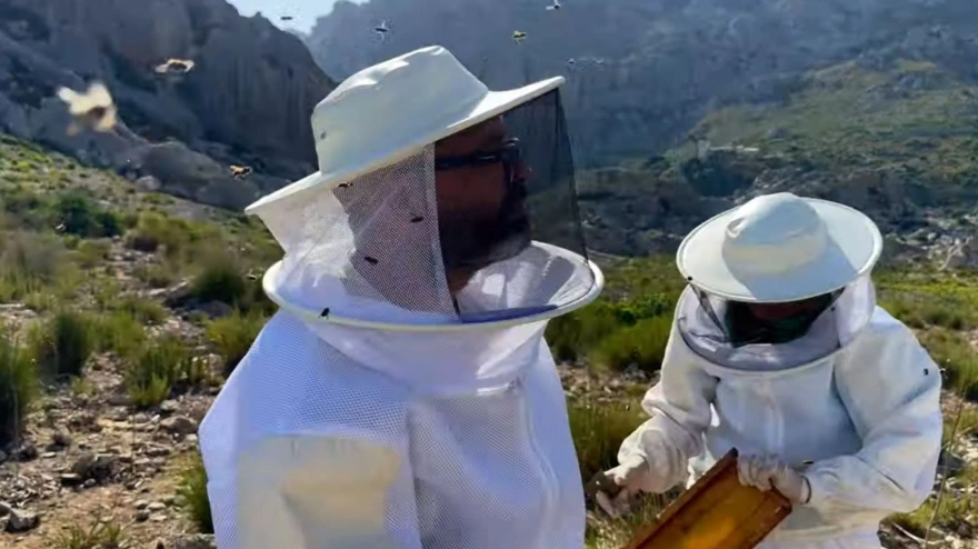 Martí, apicultor en una entrevista a Adrián G. Martín en su canal de Youtube