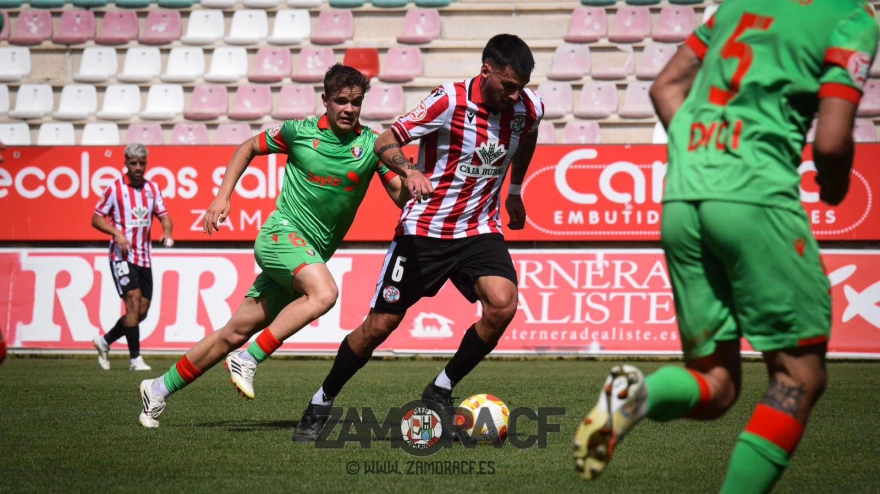 Mario García, del Zamora CF, en una jugada ante el Osasuna B