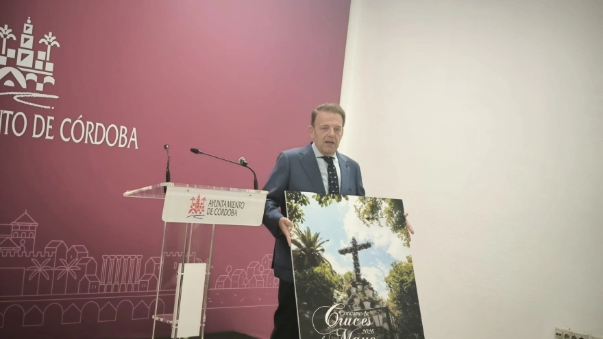 Julián Urbano en la presentación de las Cruces de mayo