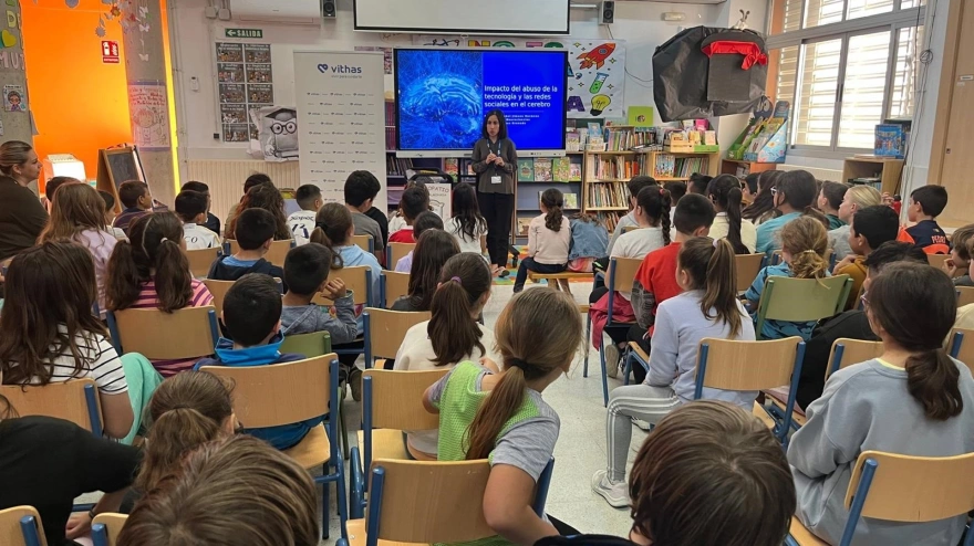 Doscientos alumnos del CEIP La Almohada, en la localidad de Belicena, en el municipio granadino de Vegas del Genil, han participado este pasado viernes en una jornada formativa centrada en el impacto de la tecnología en el neurodesarrollo infantil