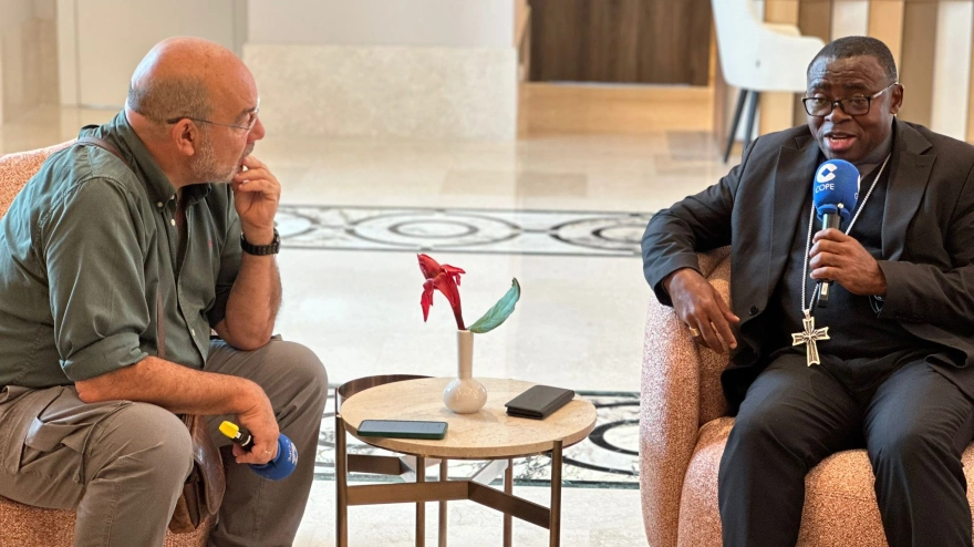 Monseñor Juan Domingo Beka Esono, presidente de la Conferencia Episcopal de Guinea Ecuatorial y obispo de la diócesis de Mongomo, con Ángel Expósito