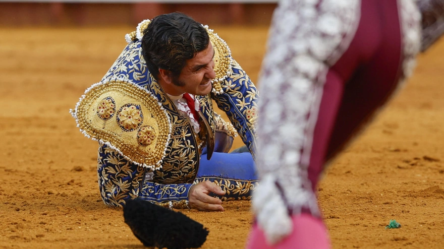 Morante de la Puebla, después de sufrir la cogida