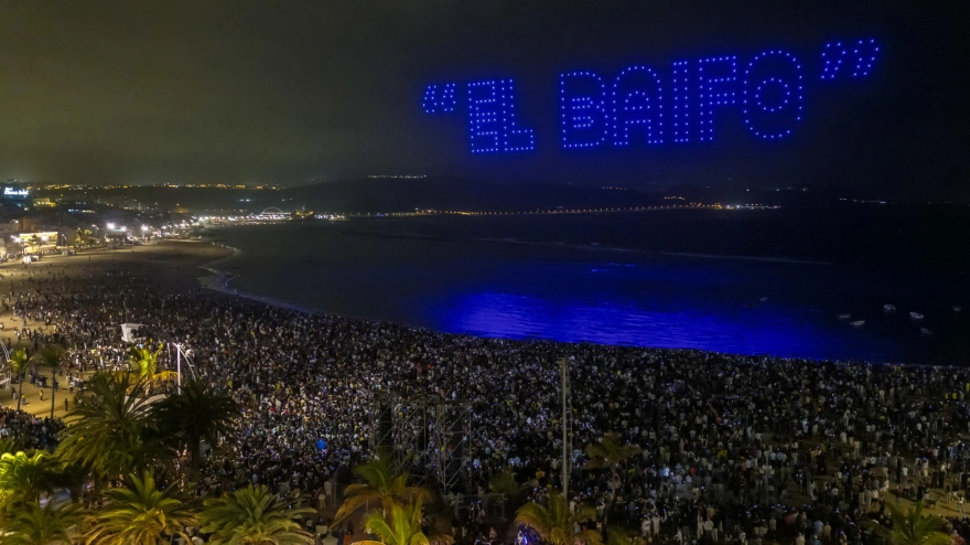 Quevedo ha anunciado esta noche que publica "esta semana" de su tercer álbum, 'El Baifo', y lo ha hecho con un espectáculo de drones que ha congregado a miles de personas en Las Palmas de Gran Canaria, su ciudad. Tras dejar varios mensajes crípticos en sus redes sociales en las últimas semanas, el artista reunió a sus seguidores en la playa de Las Canteras, donde tuvo lugar un espectáculo de luces de más de diez minutos que reveló la publicación del nuevo disco. EFE/ Ángel Medina G