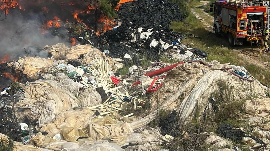 ALMONTE (HUELVA), 20 (EUROPA PRESS)Bomberos del Consorcio Provincial de Huelva, Policía Local de Almonte y efectivos del Plan de Emergencia por Incendios Forestales de Andalucía (Plan Infoca), trabajan en un incendio declarado en la tarde de este lunes en una antigua escombrera del municipio con plásticos, lo que ha generado una intensa humareda negra "potencialmente tóxica", según ha apuntado la Policía Local en sus redes sociales, consultadas por Europa Press.Así, desde el Consorcio Provincial de Bomberos han indicado que el aviso ha entrado a las 15,35 horas y que se trata de una antigua escombrera de plásticos, por lo que hasta la zona se han desplazado 12 bomberos de tres parques --Almonte, Valverde del Camino y San Juan del Puerto-- con siete camiones.En este sentido, Antonio Frigolet, oficial del Consorcio de Bomberos de Huelva, ha explicado, en un audio remitido a los medios de comunicación, que se trata de un incendio de "grandes dimensiones" con "una cantidad bastante importante de plástico que están ardiendo" y que puede suponer "riesgo alguno para una superficie de pinar".Asimismo, cerca del incendio hay una vivienda, por lo que el Consorcio tienen habilitado un vehículo "en previsión de que pudiera haber alguna afectación".Por su parte, desde el Plan Infoca han activado dos brigadas de refuerzo contra incendios (Brica), un grupo de bomberos forestales, un técnico de operaciones Brica, un agente de medio ambiente, un camión autobomba y un helicóptero pesado, toda vez que han apuntado que se trata de una zona con una planta de reciclaje rodeada de vegetación, por lo que trabaja para que las llamas no afecten a zona forestal.De otro lado, la Policía Local de Almonte ha señalado que se trata del paraje Montehigo, en una zona "con acopio de materiales plásticos", lo que está generando "humo potencialmente tóxico". Así, han explicado que los servicios de emergencia trabajan en estos momentos en su control y extinción y que, aunque el origen del incendio se encuentra en investigación, no se descarta "una posible intencionalidad".Asimismo, ha lanzado un mensaje de "tranquilidad" ya que "actualmente no existe riesgo directo para la población fuera de la zona afectada", pero subraya que es que es "fundamental" seguir unas recomendaciones preventivas, tales como "permanecer en el interior de viviendas y edificios; mantener puertas y ventanas cerradas; evitar ventilación exterior --usando el aire en modo recirculación-- y no acercarse a la zona del incendio.De la misma manera, pide "calma y colaboración ciudadana para facilitar el trabajo de los servicios de emergencias", así como informarse por los canales oficiales.INCENDIO EN GIBRALEÓNPor otro lado, Frigolet ha señalado que también este lunes se ha declaraado un incendio de pinar dentro de una finca de la zona El Donate de Gibraleón.En el mismo están trabajando dos dotaciones de bomberos de los parques de Punta Umbría y Alosno, con un total de seis bomberos y cuatro vehículos de extinción.ALMONTE (HUELVA), 20 (EUROPA PRESS)Bomberos del Consorcio Provincial de Huelva, Policía Local de Almonte y efectivos del Plan de Emergencia por Incendios Forestales de Andalucía (Plan Infoca), trabajan en un incendio declarado en la tarde de este lunes en una antigua escombrera del municipio con plásticos, lo que ha generado una intensa humareda negra "potencialmente tóxica", según ha apuntado la Policía Local en sus redes sociales, consultadas por Europa Press.Así, desde el Consorcio Provincial de Bomberos han indicado que el aviso ha entrado a las 15,35 horas y que se trata de una antigua escombrera de plásticos, por lo que hasta la zona se han desplazado 12 bomberos de tres parques --Almonte, Valverde del Camino y San Juan del Puerto-- con siete camiones.En este sentido, Antonio Frigolet, oficial del Consorcio de Bomberos de Huelva, ha explicado, en un audio remitido a los medios de comunicación, que se trata de un incendio de "grandes dimensiones" con "una cantidad bastante importante de plástico que están ardiendo" y que puede suponer "riesgo alguno para una superficie de pinar".Asimismo, cerca del incendio hay una vivienda, por lo que el Consorcio tienen habilitado un vehículo "en previsión de que pudiera haber alguna afectación".Por su parte, desde el Plan Infoca han activado dos brigadas de refuerzo contra incendios (Brica), un grupo de bomberos forestales, un técnico de operaciones Brica, un agente de medio ambiente, un camión autobomba y un helicóptero pesado, toda vez que han apuntado que se trata de una zona con una planta de reciclaje rodeada de vegetación, por lo que trabaja para que las llamas no afecten a zona forestal.De otro lado, la Policía Local de Almonte ha señalado que se trata del paraje Montehigo, en una zona "con acopio de materiales plásticos", lo que está generando "humo potencialmente tóxico". Así, han explicado que los servicios de emergencia trabajan en estos momentos en su control y extinción y que, aunque el origen del incendio se encuentra en investigación, no se descarta "una posible intencionalidad".Asimismo, ha lanzado un mensaje de "tranquilidad" ya que "actualmente no existe riesgo directo para la población fuera de la zona afectada", pero subraya que es que es "fundamental" seguir unas recomendaciones preventivas, tales como "permanecer en el interior de viviendas y edificios; mantener puertas y ventanas cerradas; evitar ventilación exterior --usando el aire en modo recirculación-- y no acercarse a la zona del incendio.De la misma manera, pide "calma y colaboración ciudadana para facilitar el trabajo de los servicios de emergencias", así como informarse por los canales oficiales.INCENDIO EN GIBRALEÓNPor otro lado, Frigolet ha señalado que también este lunes se ha declaraado un incendio de pinar dentro de una finca de la zona El Donate de Gibraleón.En el mismo están trabajando dos dotaciones de bomberos de los parques de Punta Umbría y Alosno, con un total de seis bomberos y cuatro vehículos de extinción.Incendio Almonte