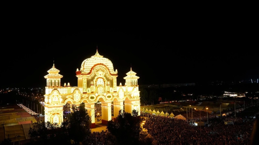 El 'alumbrao' de la portada da paso a la semana de Feria.