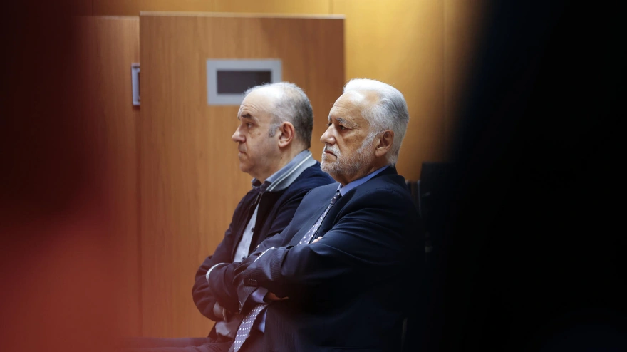 Los acusados, el lotero Manuel Reija (i) y su hermano Miguel, entonces delegado provincial de Loterías, durante una nueva sesión de su juicio por estafa y apropiación indebida de una Primitiva millonaria, con un premio de 4,7 millones de euros