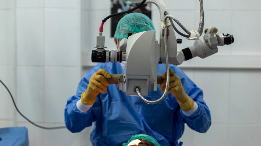 Operaciones oculares en Gambia