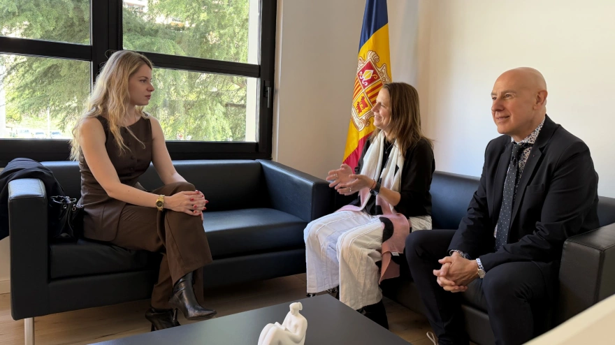 La concejala de Turismo y Termalismo de Ourense, Noa Rouco, fue recibida en Comú de Escaldes-Engordany por la cónsul mayor, Rosa Gili, y su equipo