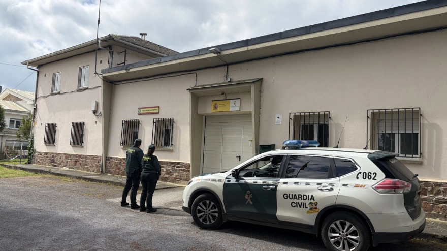 Pareja de la Guardia Civil en Castro