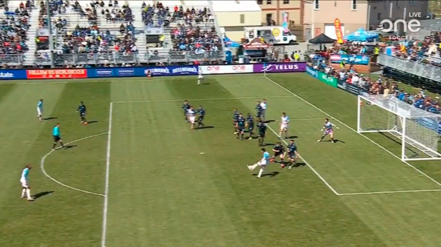 La liga de fútbol canadiense hace historia con el primer gol en fuera de juego 'daylight'