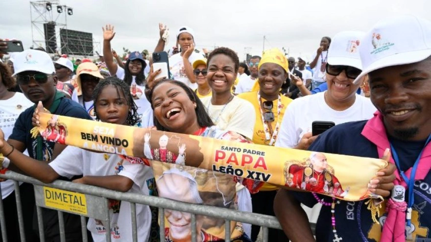 Africanos esperando la llegada del Papa León XIV