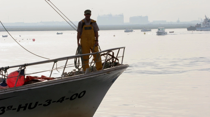 (Foto de ARCHIVO)Vista de un pescador en un barco pesquero en HuelvaEUROPA PRESS10/5/2010