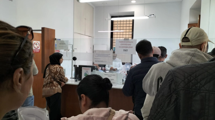 Extranjeros en la cola del registro municipal de Lorca para solicitar información