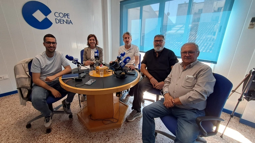 Participantes de "El Debat Dénia" sobre el estado de las infraestructuras deportivas, las ayudas a las escuelas y clubes y las necesidades reales de una ciudad que respira deporte