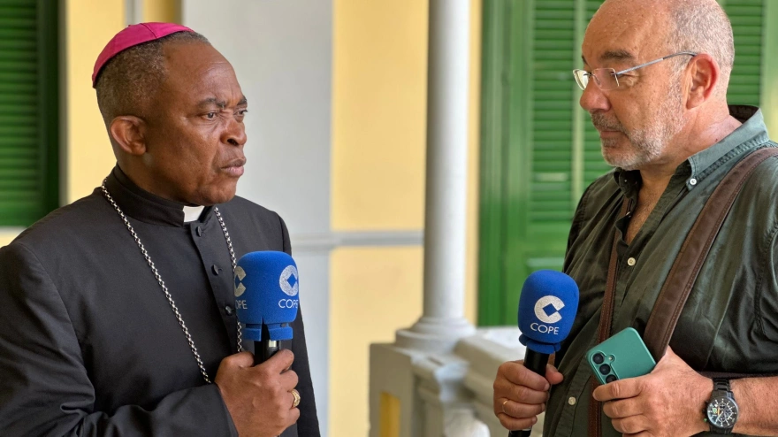 Juan Nsue Edjang Mayé, arzobispo de Malabo, con Ángel Expósito, director de 'La Linterna'