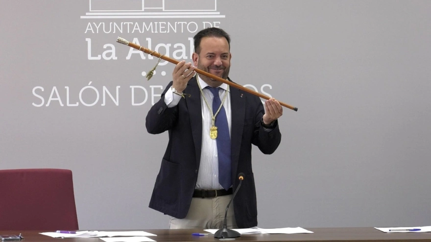 Diego Agüera, reelegido alcalde de La Algaba, con el bastón de mando