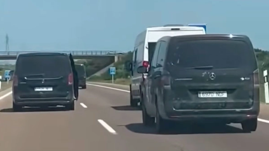 Momento del acoso de unas furgonetas a seguidores del Atlético de Madrid