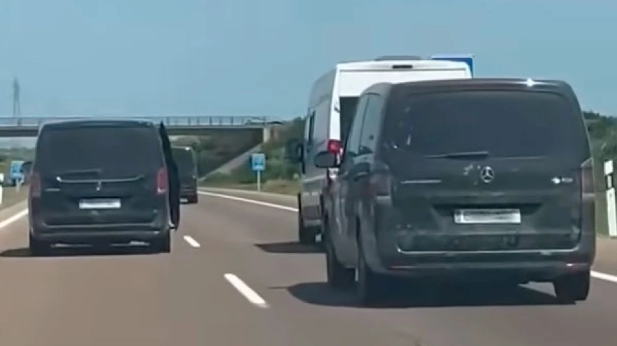 Momento del acoso de unas furgonetas a seguidores del Atlético de Madrid