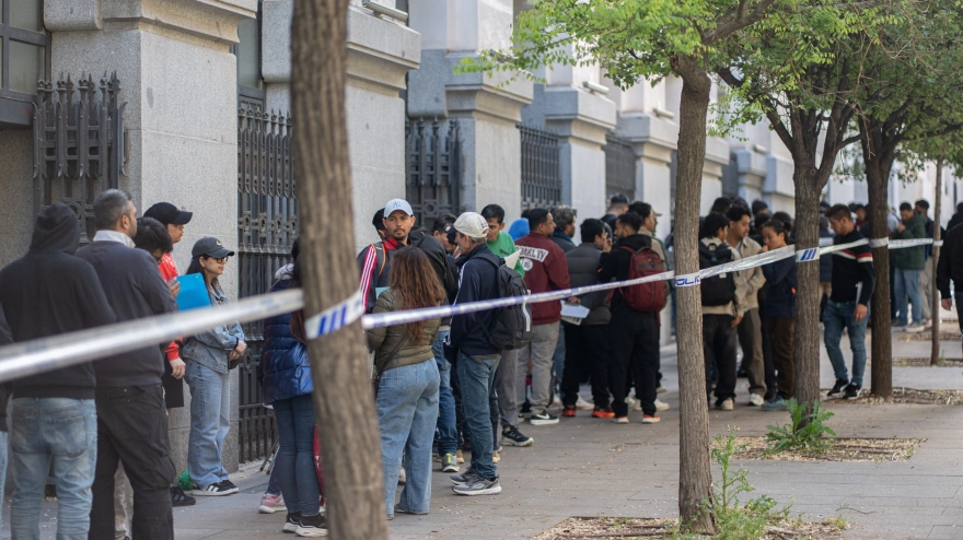 Varias personas hacen cola para conseguir el certificado de vulnerabilidad en una Oficina de Asistencia en Materia de Registro, a 22 de abril de 2026, en Madrid (España). El lunes comenzó de forma presencial la regularización extraordinaria de migrantes impulsada por el Gobierno. Alrededor de medio millón de personas podrán acudir con cita previa a Seguridad Social, Extranjería o Correos para iniciar el trámite.Gabriel Luengas / Europa Press22/4/2026