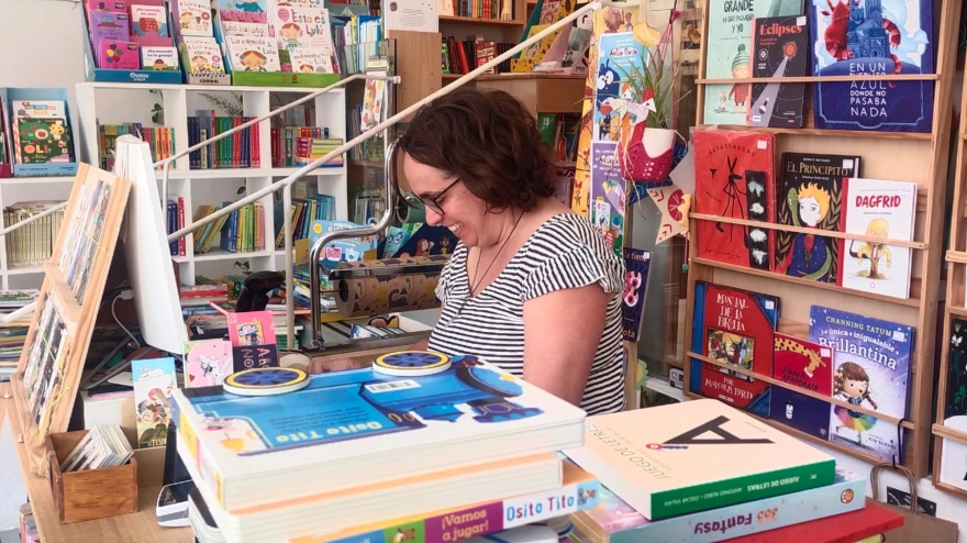 Icíar en su librería de la Calle El Arco (Salamanca)