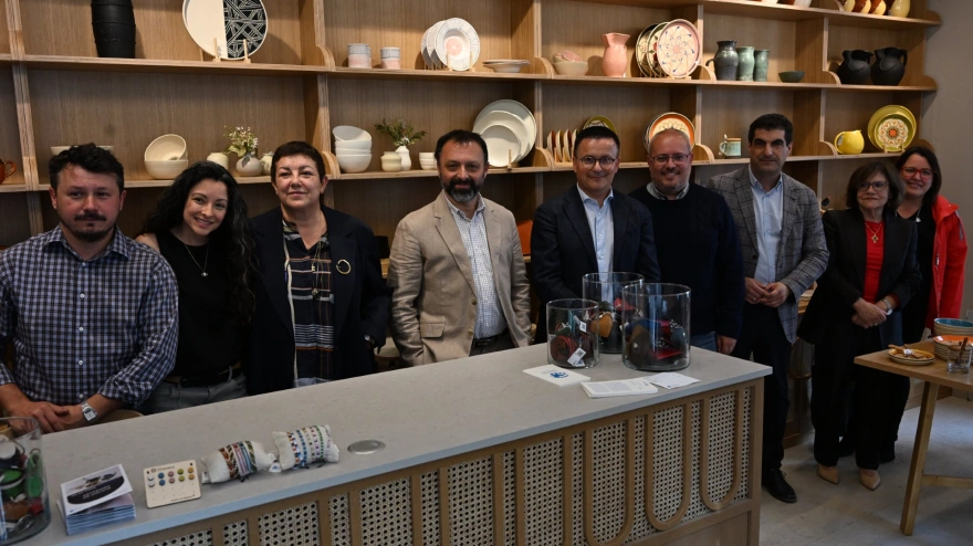 El conselleiro de Emprego, Comercio e Emigración, José González, y el director xeral de Comercio, Gabriel Alén, visitando la Casa de Artesanía de Galicia