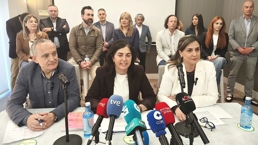 La edila no adscrita María Reigosa compareció en una rueda de prensa con Elena Candia y otros miembros del Partido Popular