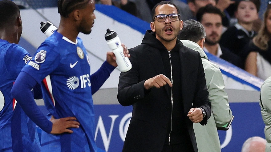 Liam Rosenior, entrenador del Chelsea, da instrucciones durante un partido.