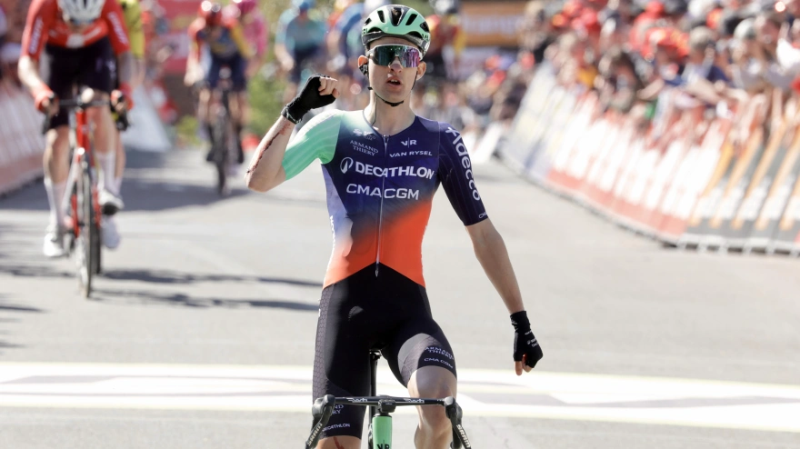 El joven Paul Seixas celebra su victoria en el Muro de Huy este miércoles.