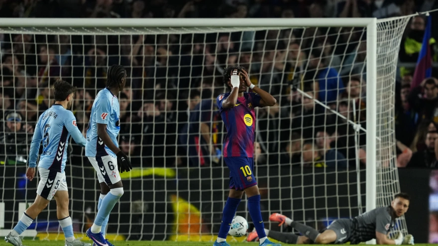 Lamine Yamal se lamenta por la ocasión fallida durante el Barça-Celta