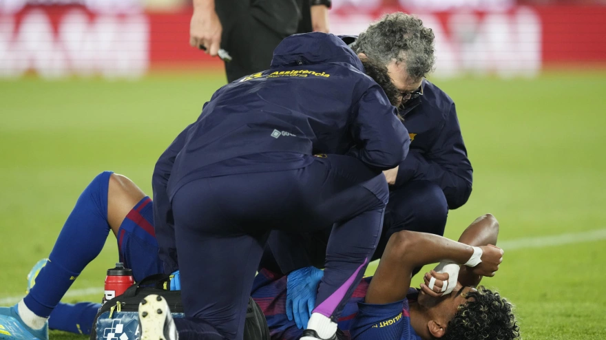 Lamine Yamal se duele tras lanzar el penalti contra el Celta