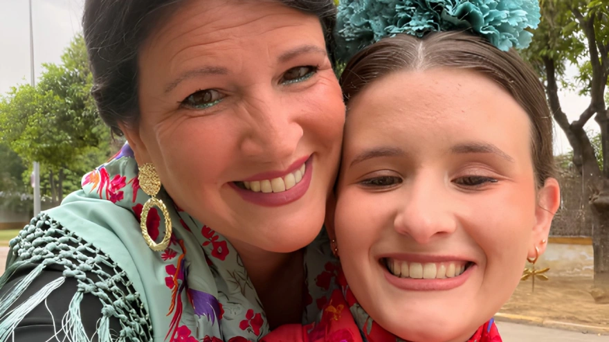 Carolina y su madre en la Feria de Sevilla