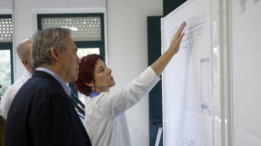 El conselleiro de Sanidade durante una visita para la rehabilitación del Novoa Santos