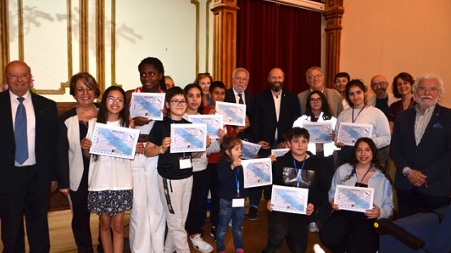 Marila acompañada de autoridades y de los niños que resultaron premiados por sus colecciones
